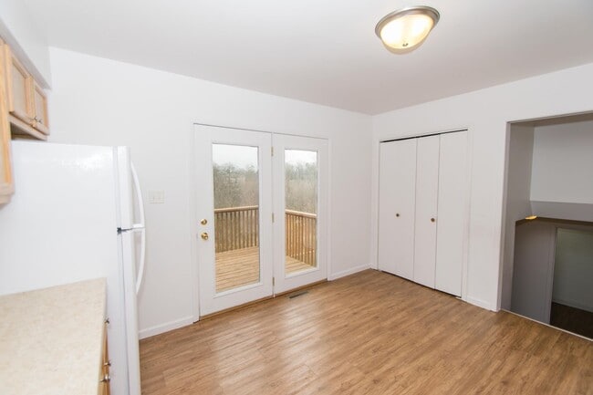 Building Photo - Spacious 2 bedroom / 1 bathroom Duplex for...