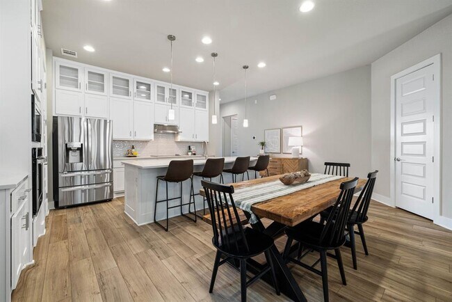 Building Photo - 708 Pinnacle Dr