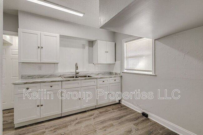 Building Photo - 875 19th Ave S