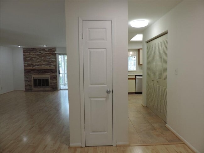 Building Photo - 68 Springhedge Ct St