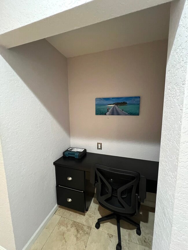 Building Photo - 1640 Presidential Way