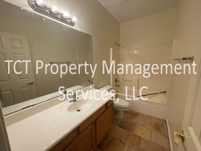 Building Photo - Great 3 Bedroom with Community Pool!