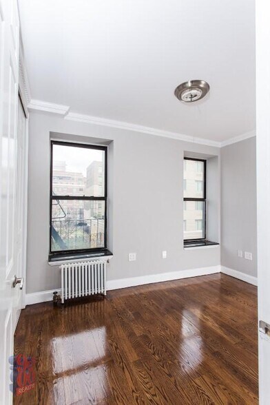 Building Photo - 326 E 100th St