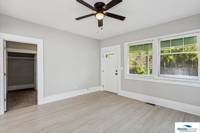 Building Photo - Large Bungalow  in College Hill - **Move in Special - 1/2 off first months rent**