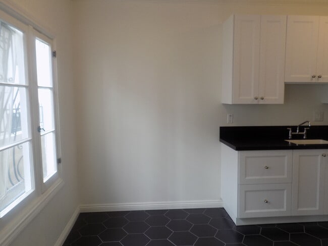 Building Photo - 109 N Clark Dr