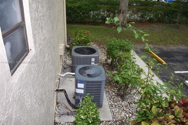 Building Photo - 4459 Carambola Cir S