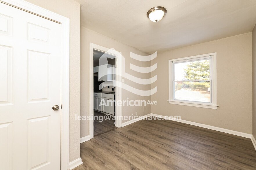 Building Photo - 4204 Sylvan Dr