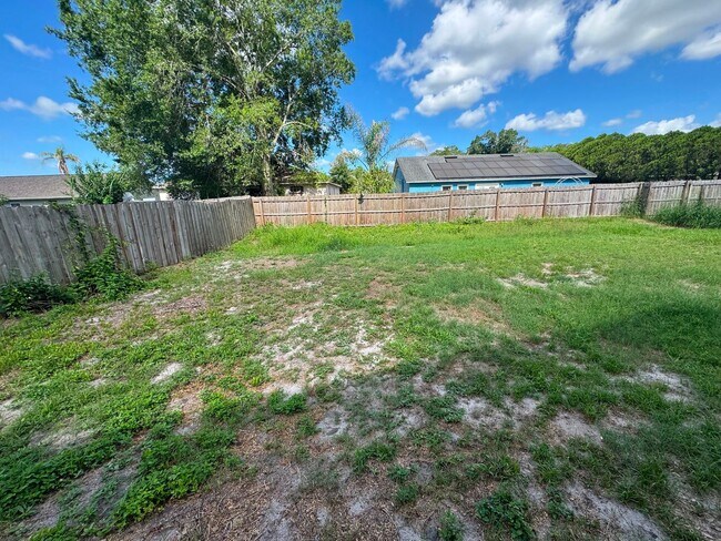 Building Photo - Spacious Lakeland 3-Bedroom Home with 2-Car Garage & Large Driveway