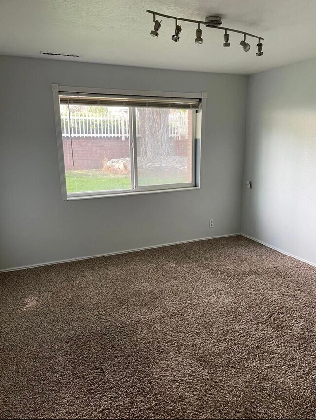Building Photo - 1739 E. Paulista Way