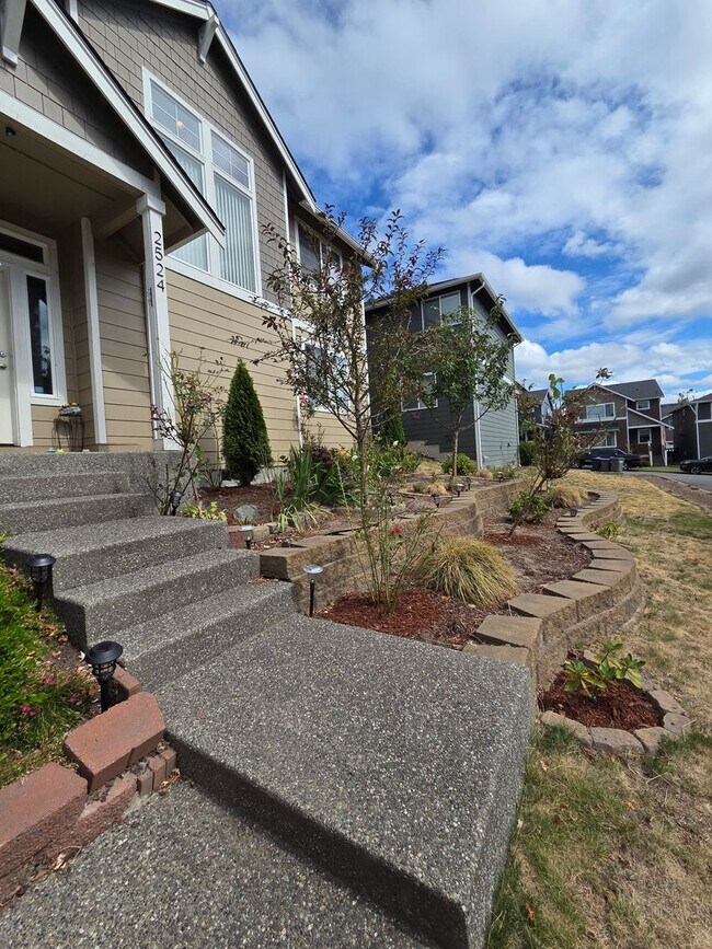 Building Photo - 2524 Jacaranda Ave