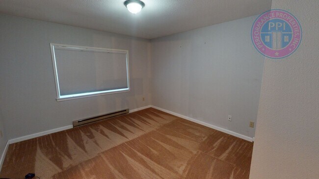 Building Photo - West Linn - Linnwood Heights, Stylish Cond...