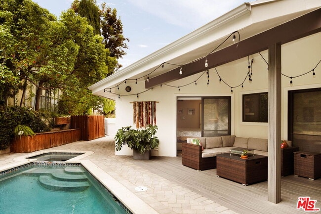 Building Photo - 303 Mavis Dr