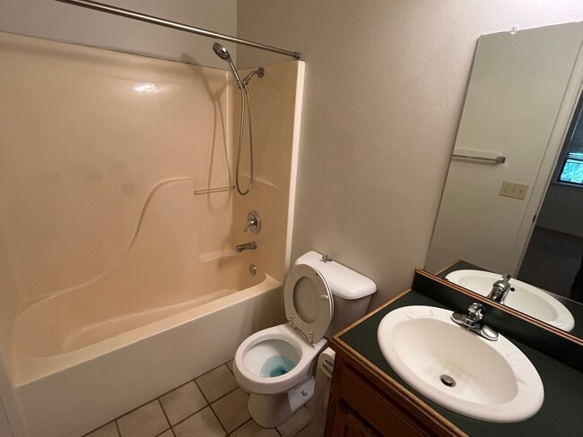 Building Photo - 308 W 16th Ct