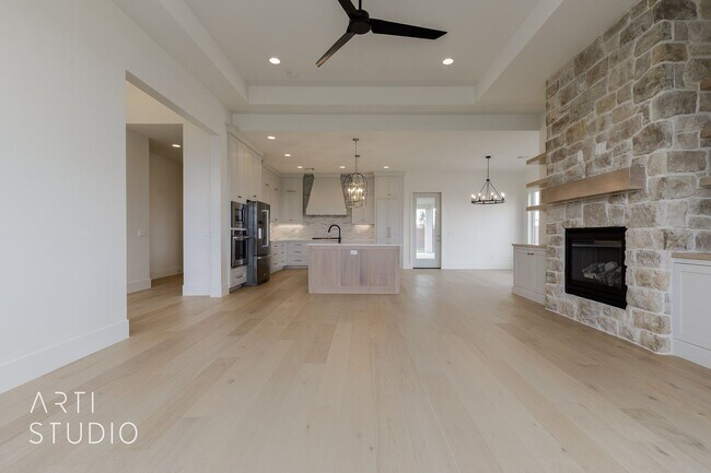 Building Photo - Beautiful Fully Furnished 3 bedroom, 2.5 B...
