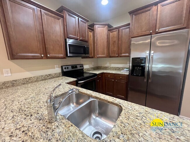 Building Photo - Reserve Pointe Townhome with Community Pool!