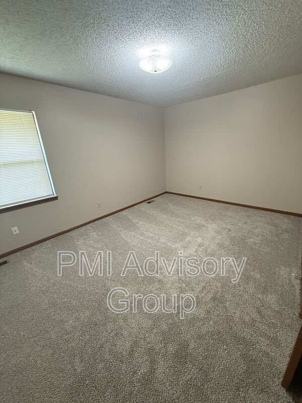 Building Photo - 2816 SW Westport Plaza Dr