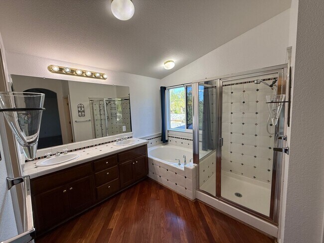 Building Photo - Large two story in Rose Hollow neighborhoo...