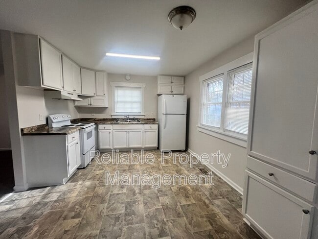 Building Photo - 1703 Foxwood Dr