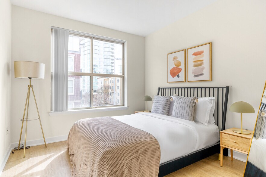 Building Photo - 11000 NE 10th St