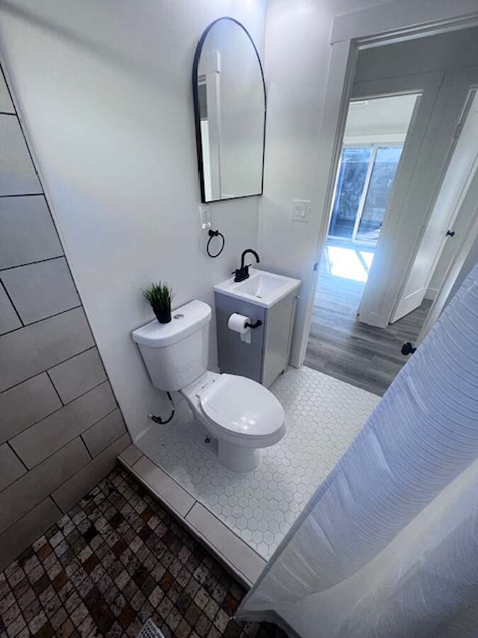 Building Photo - 724 37th St