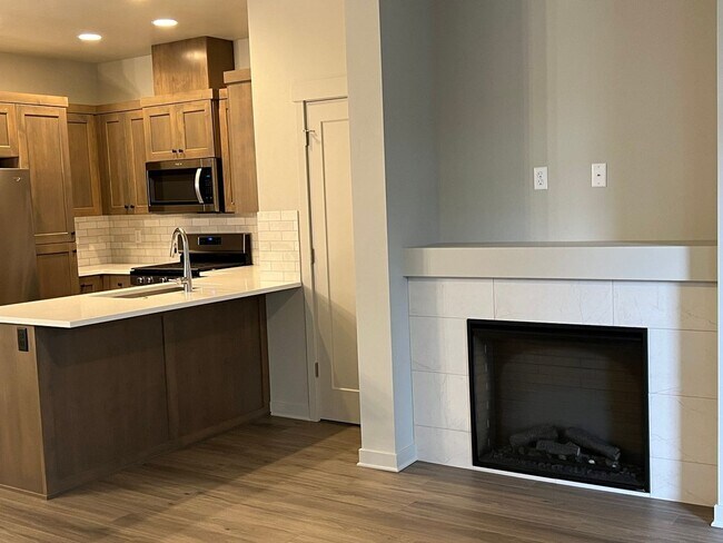 Building Photo - 3 Bedroom / 2.5 Bathroom Townhome in The Dry Canyon Community