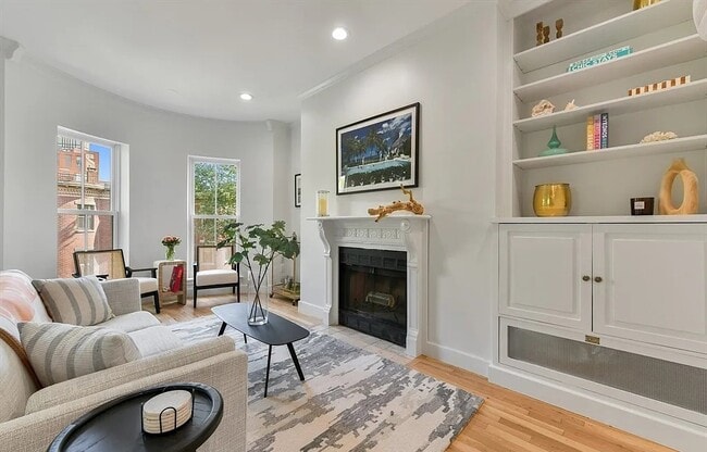 Building Photo - Elegant & Spacious Unit for Rent