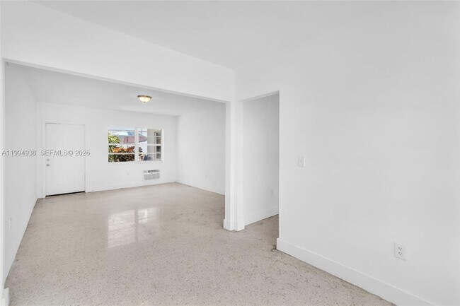 Building Photo - 2130 Bay Dr