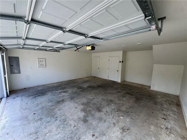 Building Photo - 1636 S Razorback Rd