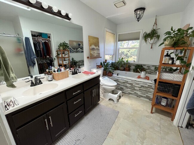 Building Photo - Beautiful 4Bd + 3Ba in Portland!! Offers Beautiful Outdoor Views and Great Gardening Backyards!!
