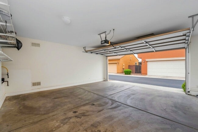 Building Photo - 2220 S Ponderosa Dr
