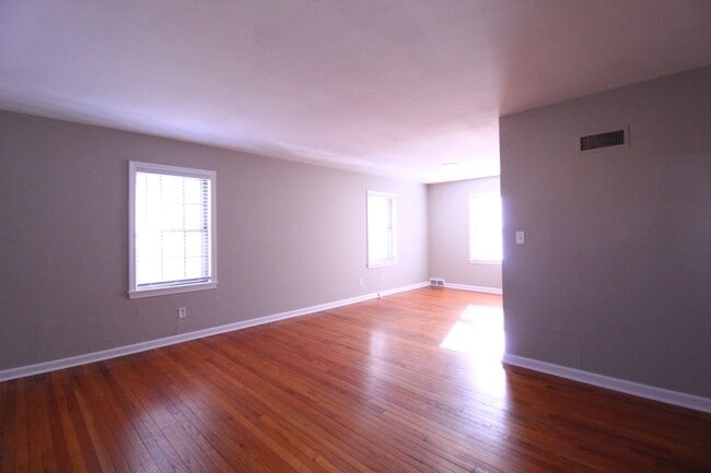 Building Photo - February FREE On This 2 Bedroom 1 Bath Duplex In The Waldo Area