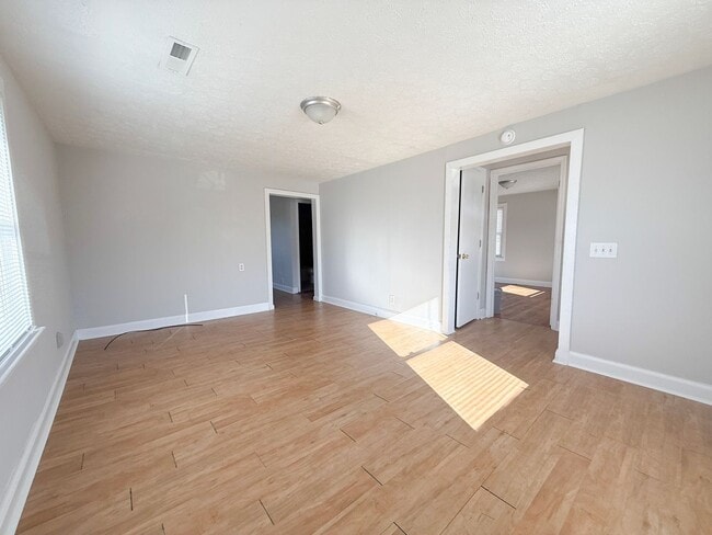 Building Photo - 4 Bedroom Two-Story Home with Large Yard, Lawn Care Included