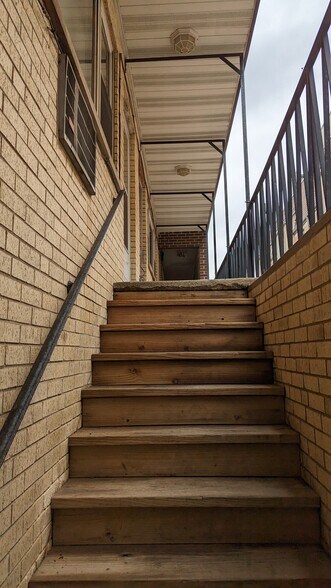 Eterior Entry Staircase - 924 Warren Ave
