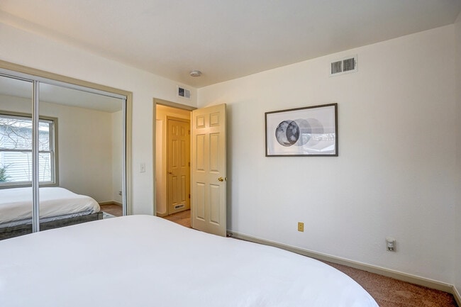 Building Photo - 5123 University Ave