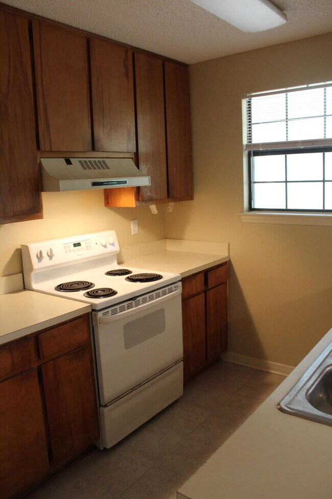 Building Photo - 2138 Edgewood Dr