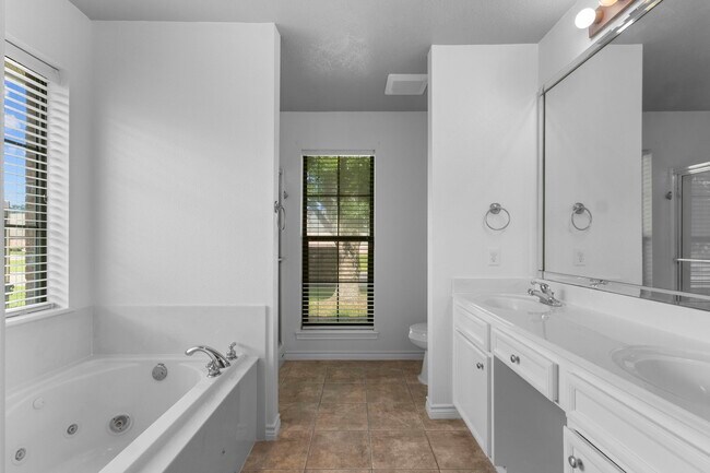 Building Photo - 405 Harbor Oaks Dr