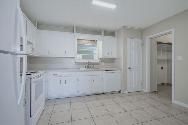 Building Photo - 5471 Buena Vista Ave
