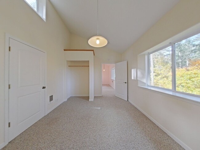 Building Photo - Huge 5 Bedroom Cabin-Style Home on 2+ Wood...