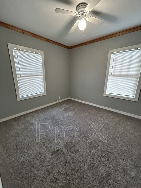 Building Photo - 112 Potlizer