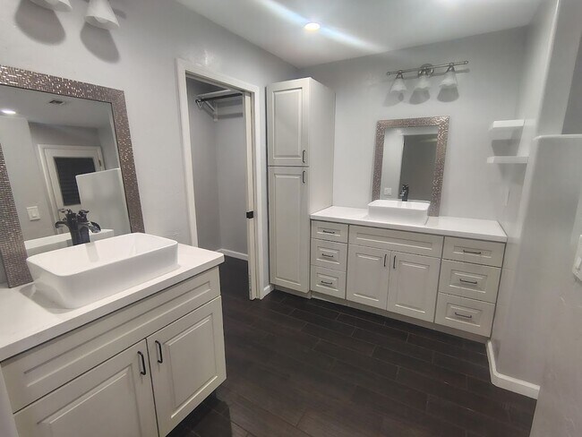 Building Photo - 9047 N Sanguine Dr