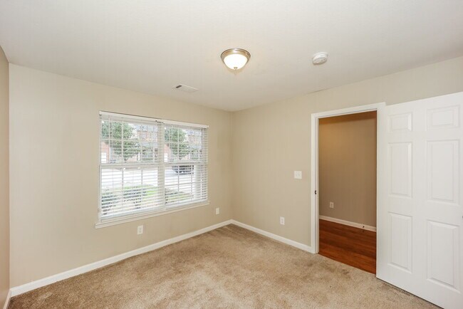 Building Photo - 4421 Ravenwood Dr