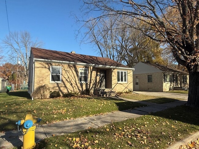 Building Photo - COZY 3 BEDROOM W/ SPACIOUS BACKYARD