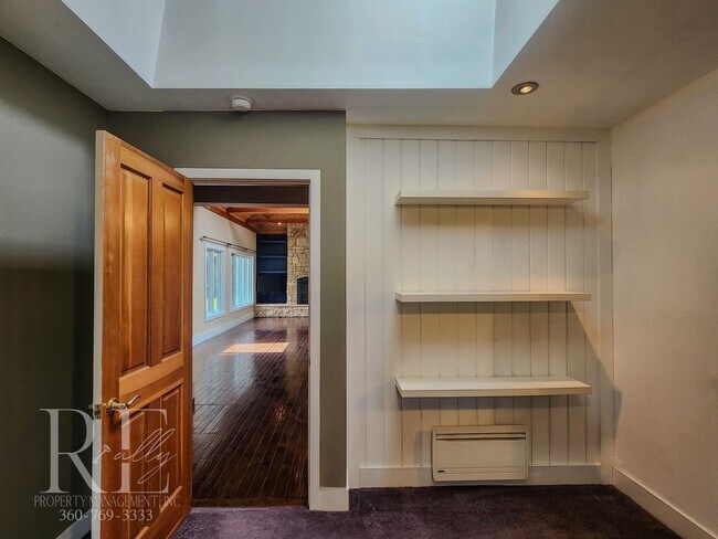 Building Photo - Stunning Water-View Haven
