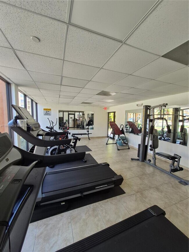 Building Photo - 9320 Fontainebleau Blvd