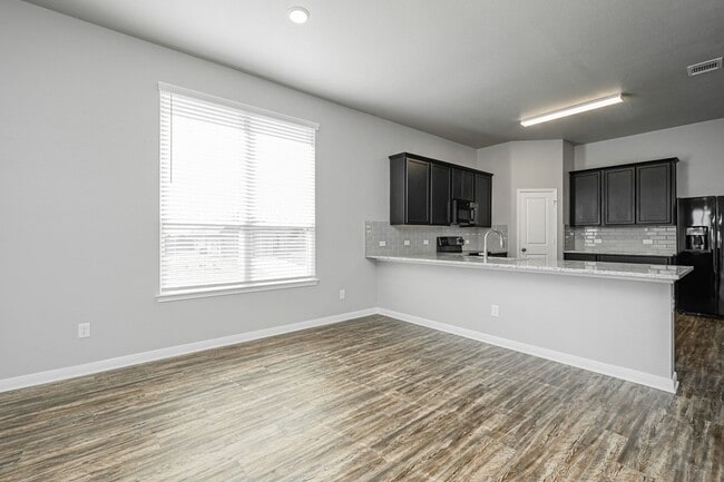 Building Photo - 521 Fallbrook Dr