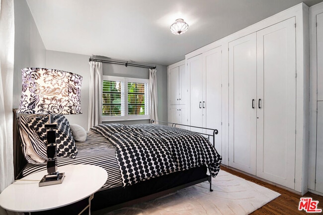 Building Photo - 543 N Las Palmas Ave