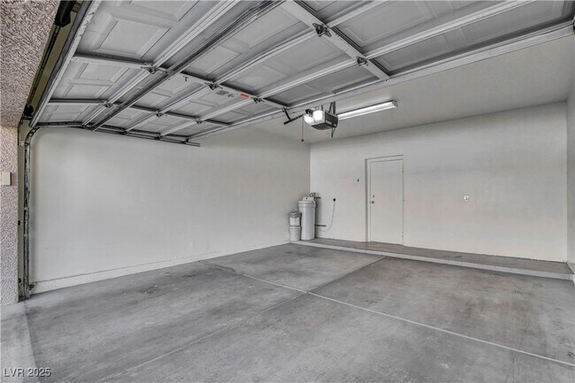 Building Photo - 2052 Jade Creek St