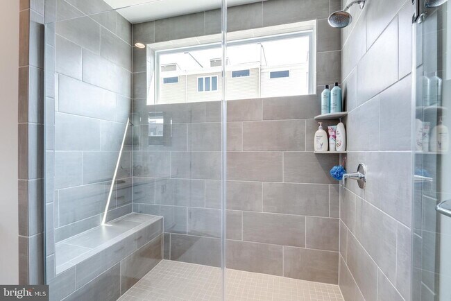 Building Photo - MOVE-IN READY TOWNHOUSE-STYLE CONDO IN ASHBURN