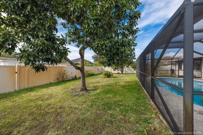 Building Photo - 160 SE Duxbury Ave