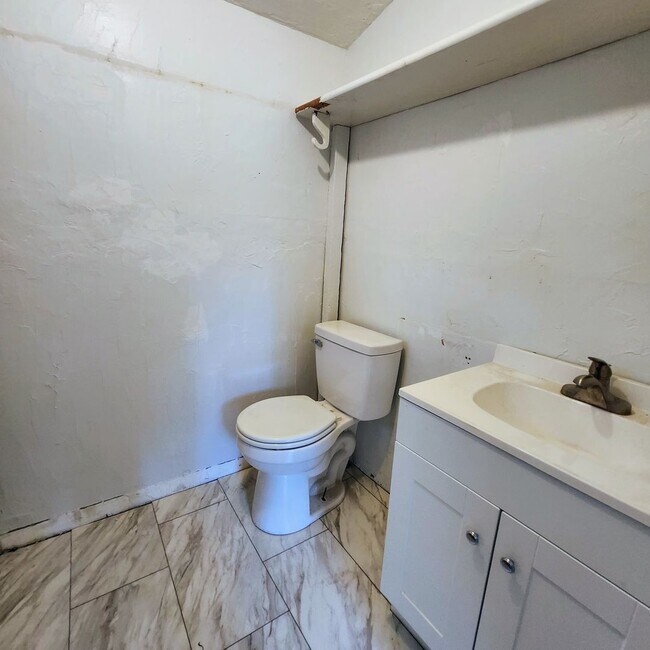 Building Photo - Single Family Home Close to UF!
